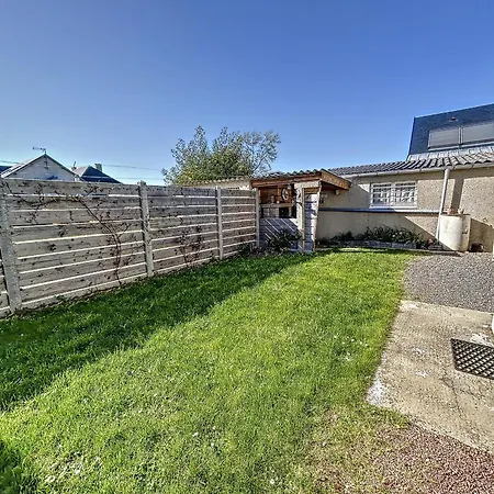 Holiday home Maison Renovee 3 Chambres, Proche Mer, Jardinet Equipe, Centre-ville Jullouville-les-Pins