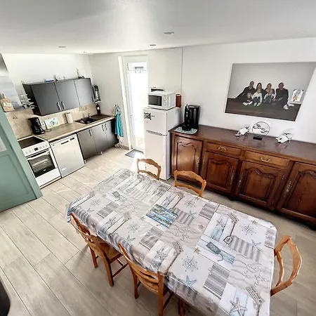 Casa vacanze Maison Rénovée 3 Chambres, Proche Mer, Jardinet équipé, Centre-ville - Fr-1-361-464